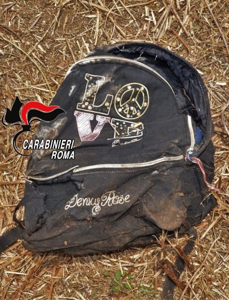 Zaino nero "Love Denny Rose" e altri oggetti rinvenuti vicino allo scheletro