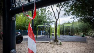 Roma, giallo alla Caffarella: trovato impiccato nell'area fitness. «Ci stavamo allenando, ci siamo spaventati»