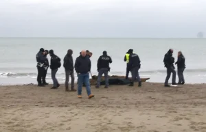 Cadavere sulla spiaggia. Al setaccio i database delle persone scomparse